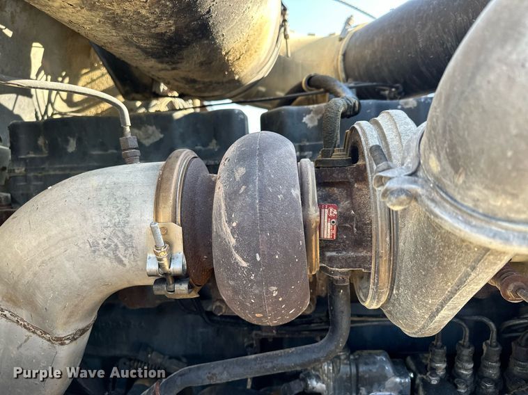 image for item MQ9508 1994 Mack CH613  truck cab and chassis