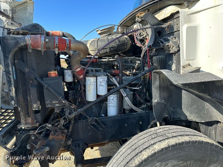 image for item MQ9508 1994 Mack CH613  truck cab and chassis