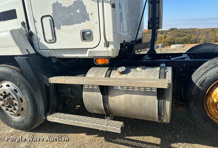 image for item MQ9508 1994 Mack CH613  truck cab and chassis