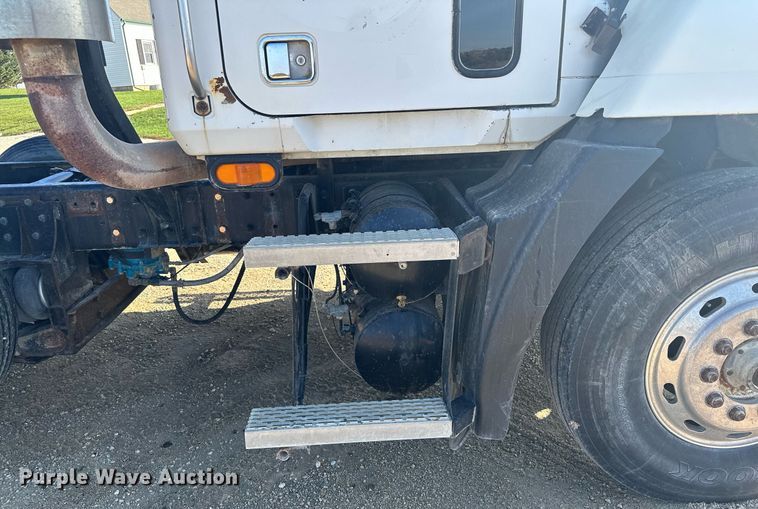 image for item MQ9508 1994 Mack CH613  truck cab and chassis