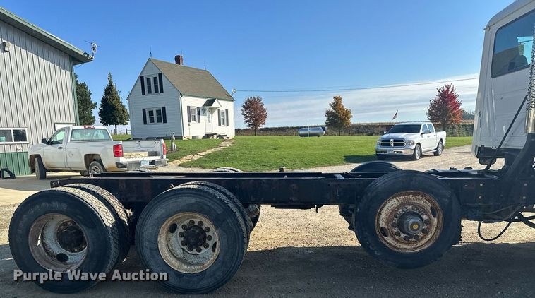 image for item MQ9508 1994 Mack CH613  truck cab and chassis