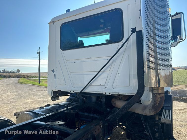 image for item MQ9508 1994 Mack CH613  truck cab and chassis