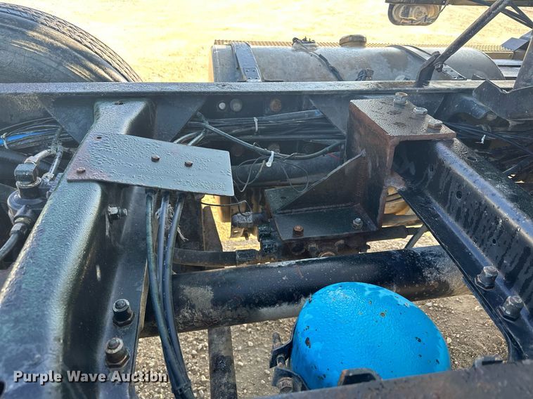 image for item MQ9508 1994 Mack CH613  truck cab and chassis