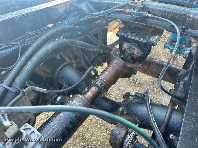 image for item MQ9508 1994 Mack CH613  truck cab and chassis