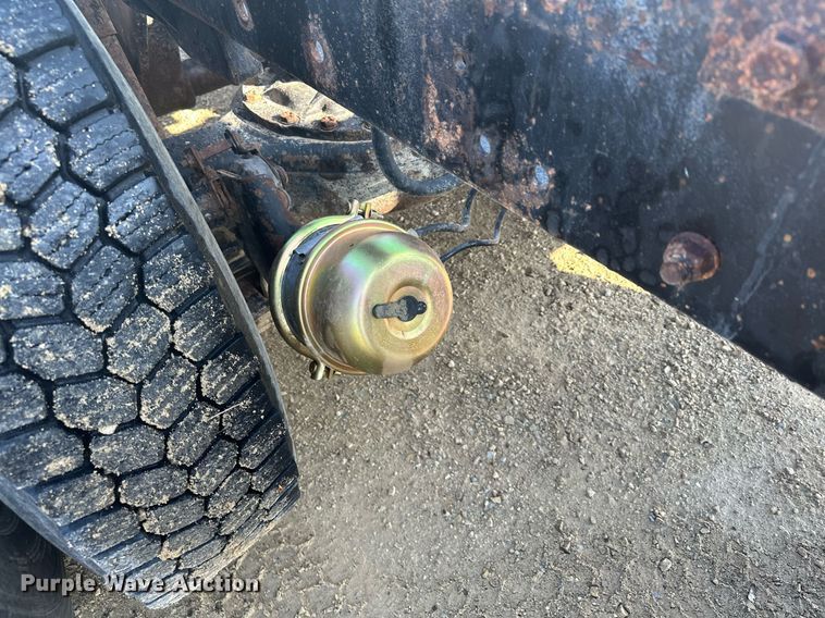 image for item MQ9508 1994 Mack CH613  truck cab and chassis