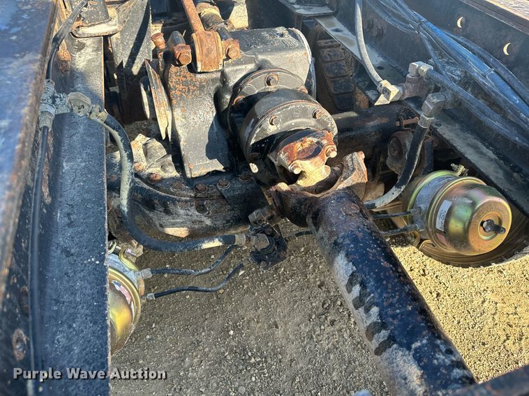 image for item MQ9508 1994 Mack CH613  truck cab and chassis