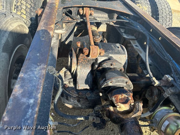 image for item MQ9508 1994 Mack CH613  truck cab and chassis