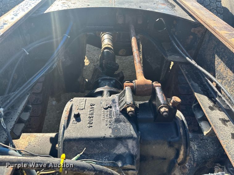 image for item MQ9508 1994 Mack CH613  truck cab and chassis