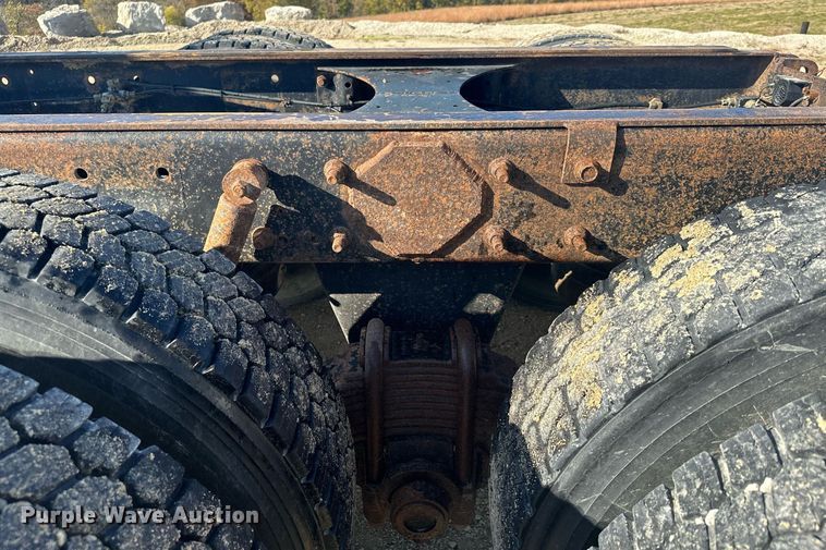 image for item MQ9508 1994 Mack CH613  truck cab and chassis