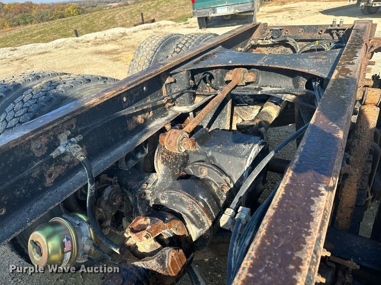 image for item MQ9508 1994 Mack CH613  truck cab and chassis