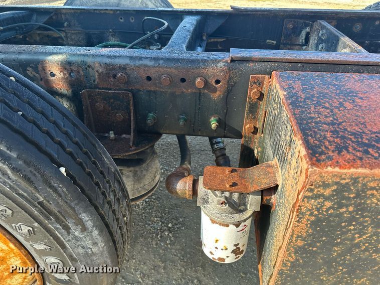 image for item MQ9508 1994 Mack CH613  truck cab and chassis