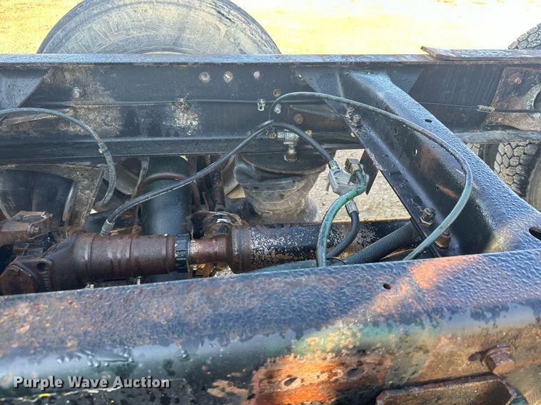 image for item MQ9508 1994 Mack CH613  truck cab and chassis