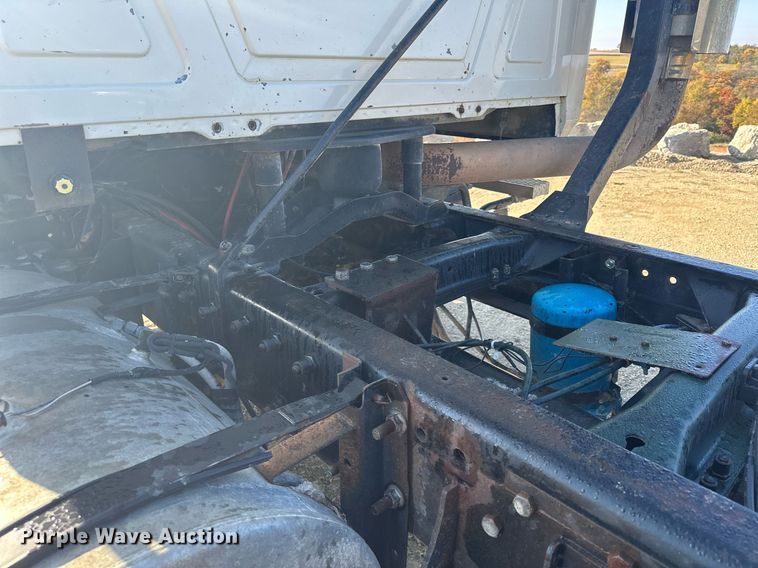 image for item MQ9508 1994 Mack CH613  truck cab and chassis