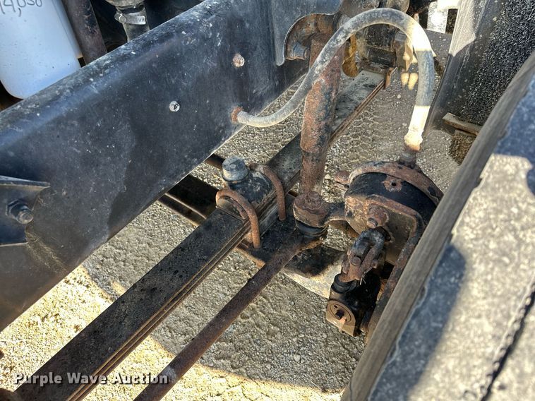 image for item MQ9508 1994 Mack CH613  truck cab and chassis