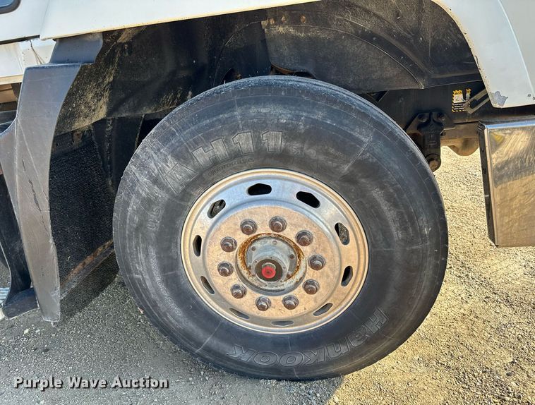 image for item MQ9508 1994 Mack CH613  truck cab and chassis