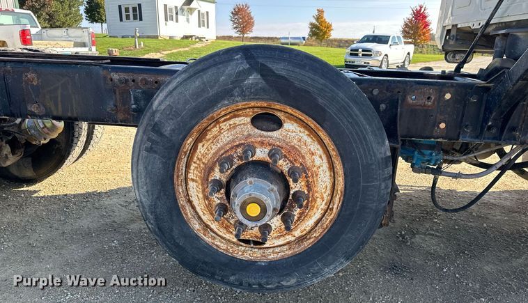 image for item MQ9508 1994 Mack CH613  truck cab and chassis