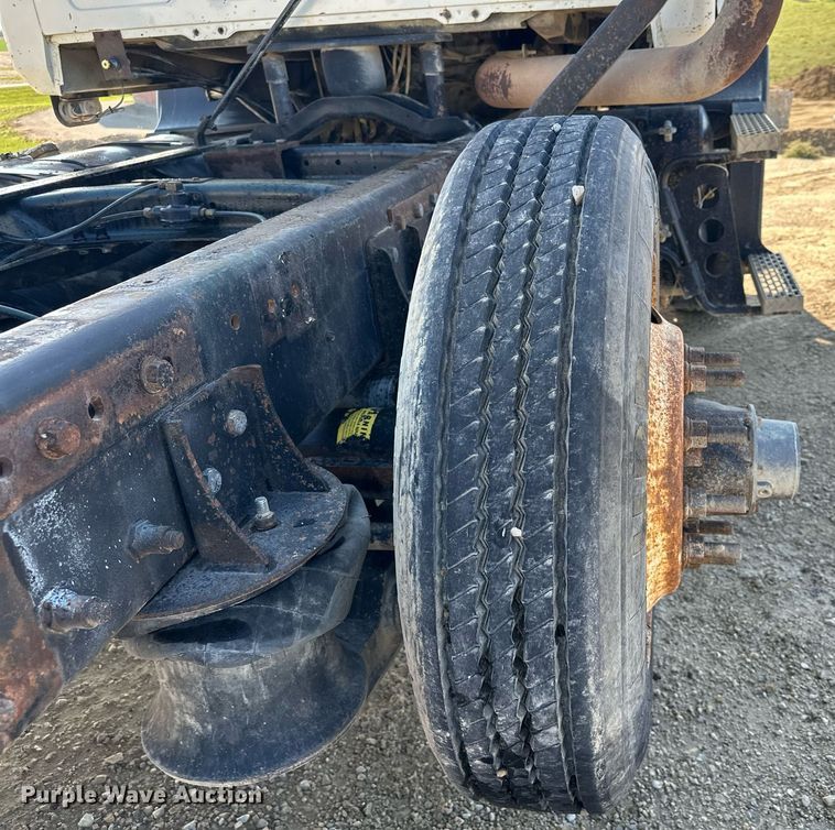 image for item MQ9508 1994 Mack CH613  truck cab and chassis