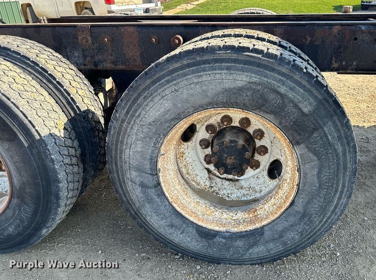 image for item MQ9508 1994 Mack CH613  truck cab and chassis