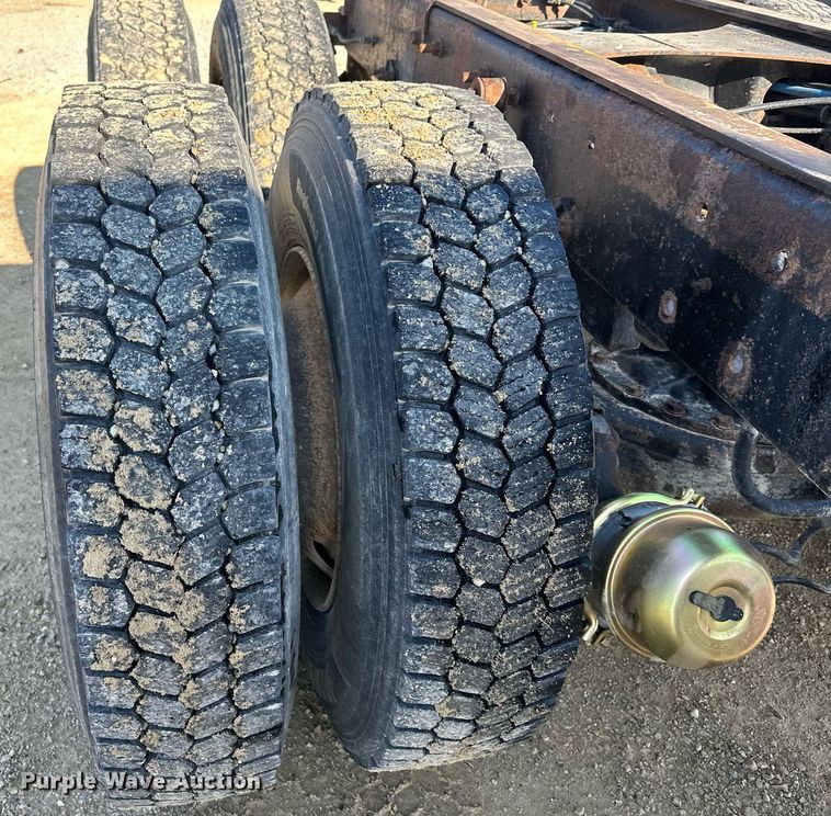 image for item MQ9508 1994 Mack CH613  truck cab and chassis