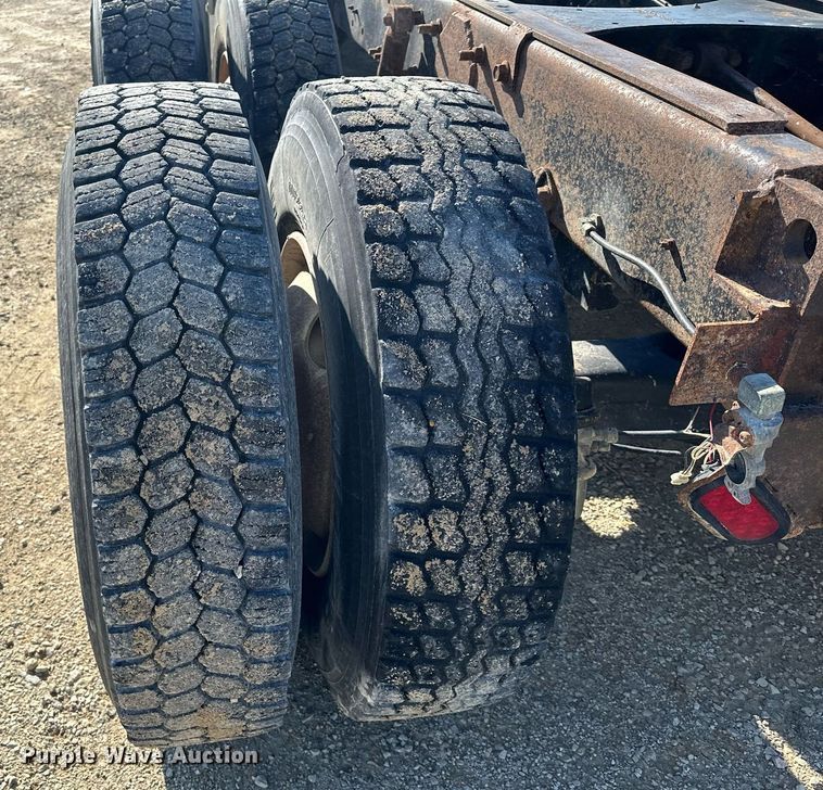 image for item MQ9508 1994 Mack CH613  truck cab and chassis