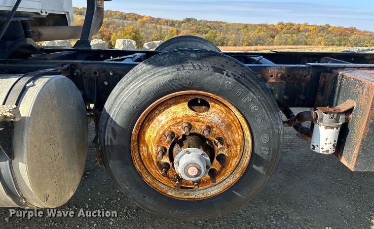 image for item MQ9508 1994 Mack CH613  truck cab and chassis