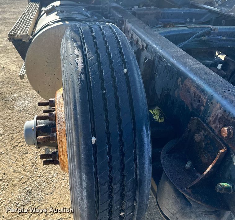 image for item MQ9508 1994 Mack CH613  truck cab and chassis