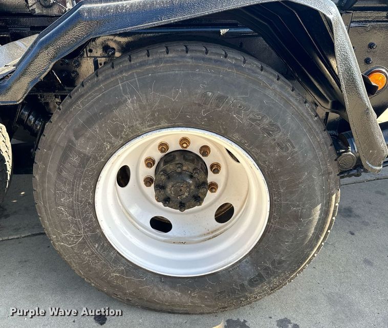 image for item MQ9509 1998 Ford  Louisville roll-off container truck