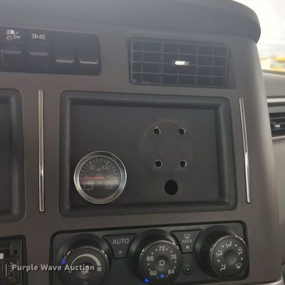 image for item MX9536 2019 Kenworth T680  semi truck