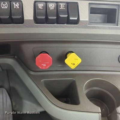 image for item MX9536 2019 Kenworth T680  semi truck