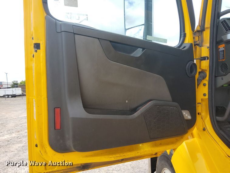 image for item MX9538 2020 Volvo VNL  semi truck