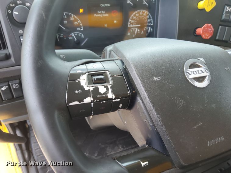 image for item MX9538 2020 Volvo VNL  semi truck