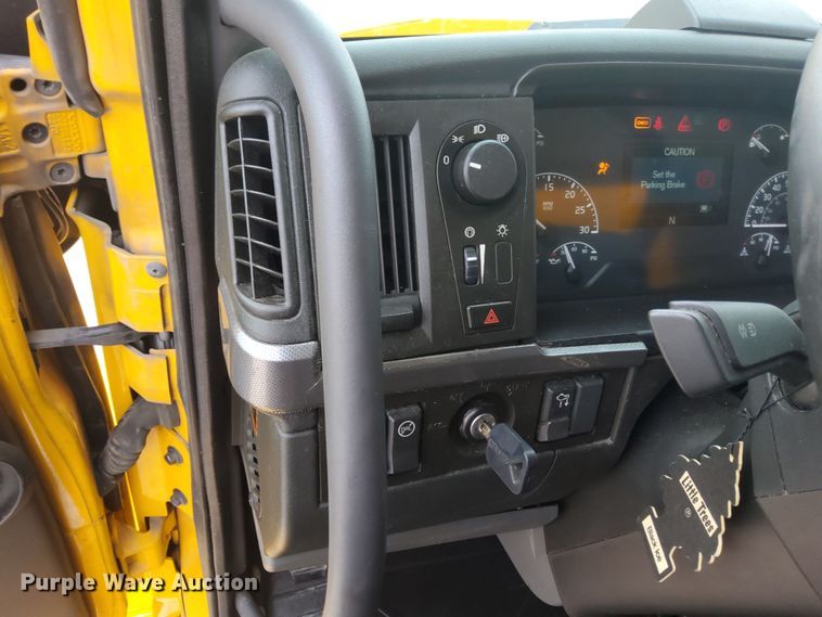 image for item MX9538 2020 Volvo VNL  semi truck