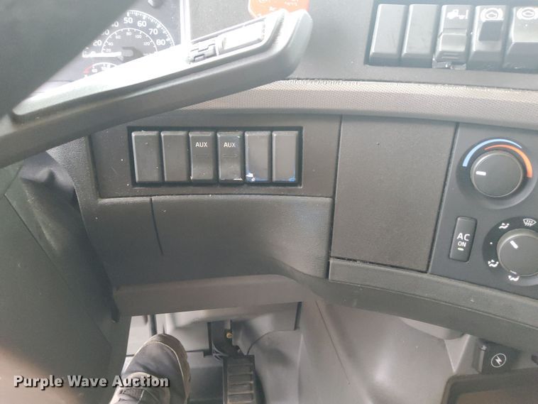 image for item MX9538 2020 Volvo VNL  semi truck