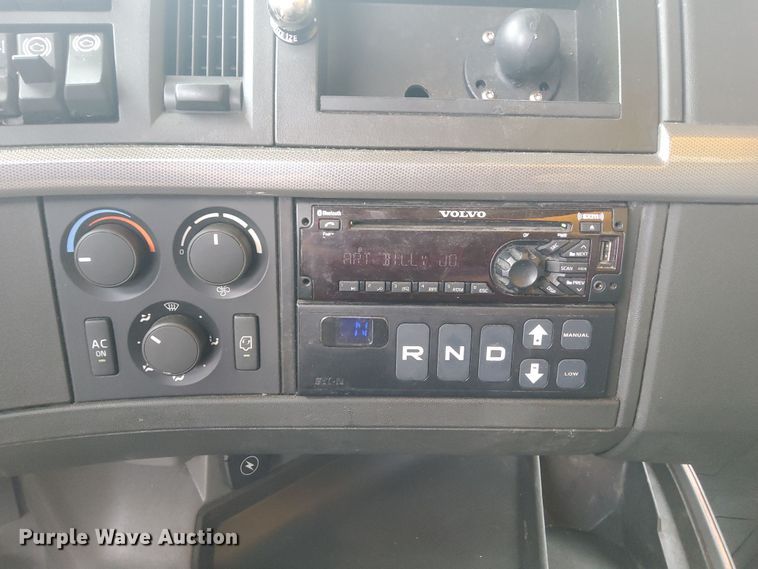 image for item MX9538 2020 Volvo VNL  semi truck