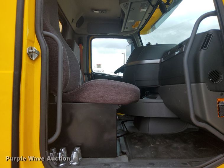 image for item MX9538 2020 Volvo VNL  semi truck