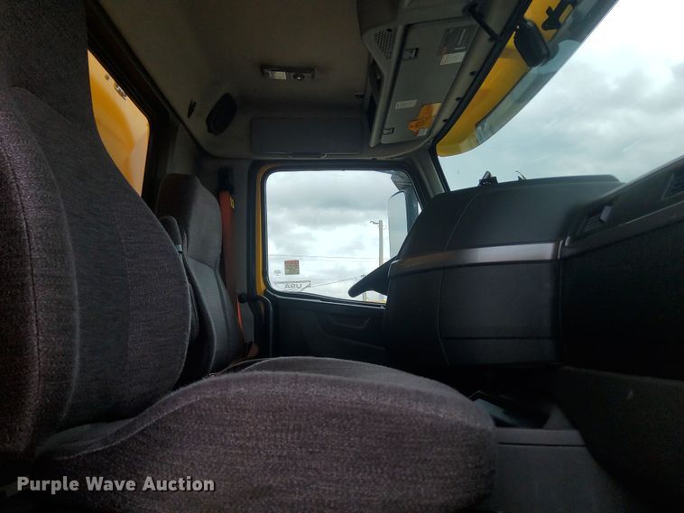 image for item MX9538 2020 Volvo VNL  semi truck