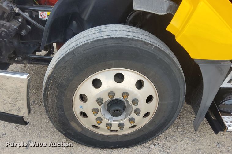 image for item MX9538 2020 Volvo VNL  semi truck