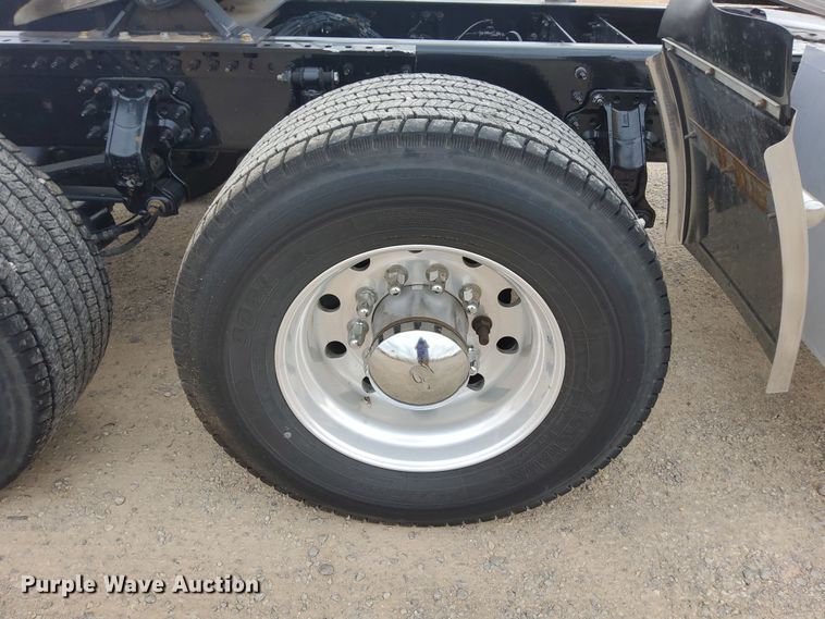 image for item MX9538 2020 Volvo VNL  semi truck