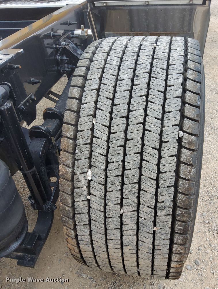 image for item MX9538 2020 Volvo VNL  semi truck