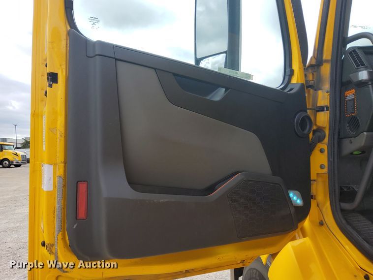 image for item MX9539 2020 Volvo VNL  semi truck