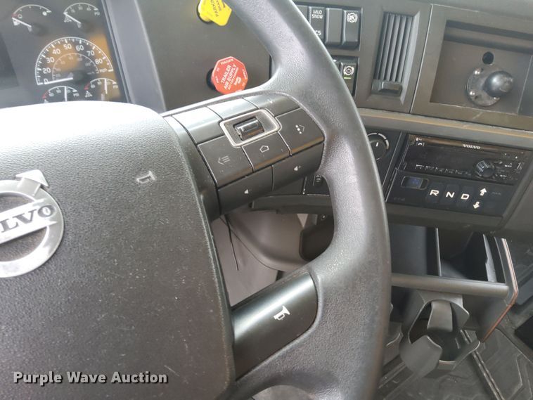 image for item MX9539 2020 Volvo VNL  semi truck