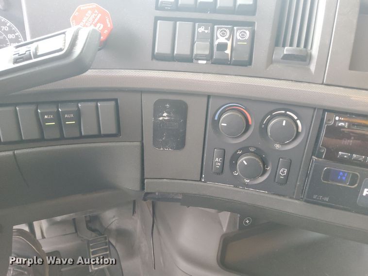 image for item MX9539 2020 Volvo VNL  semi truck