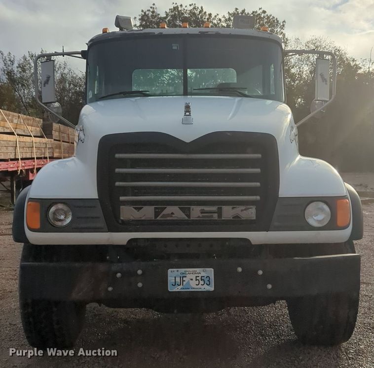 image for item MY9888 2003 Mack CV713  truck cab and chassis