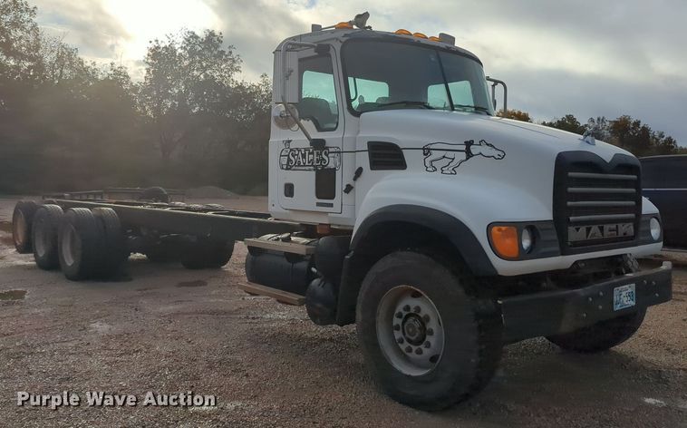 image for item MY9888 2003 Mack CV713  truck cab and chassis