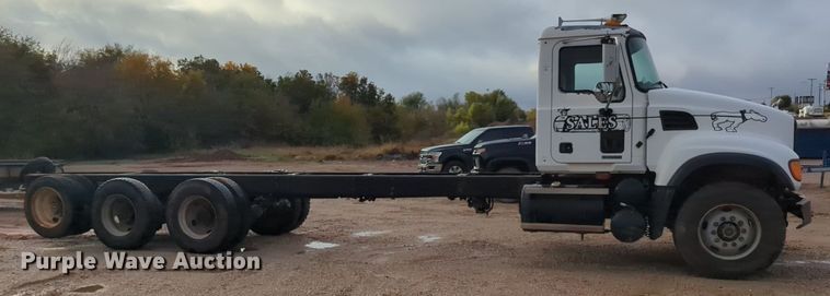 image for item MY9888 2003 Mack CV713  truck cab and chassis