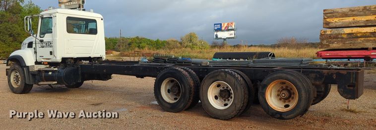 image for item MY9888 2003 Mack CV713  truck cab and chassis