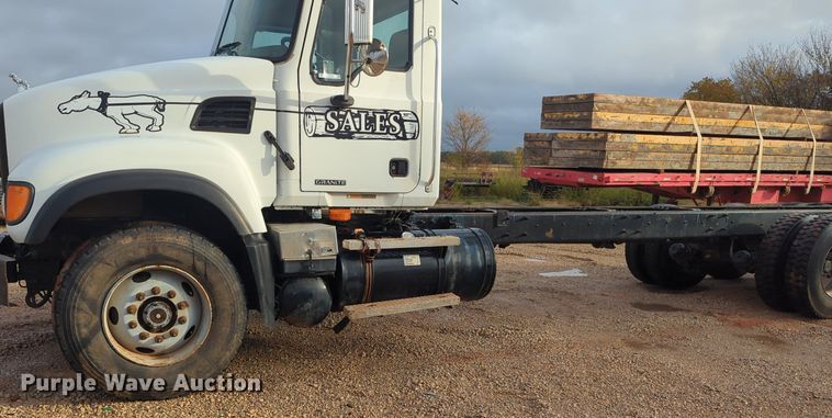 image for item MY9888 2003 Mack CV713  truck cab and chassis