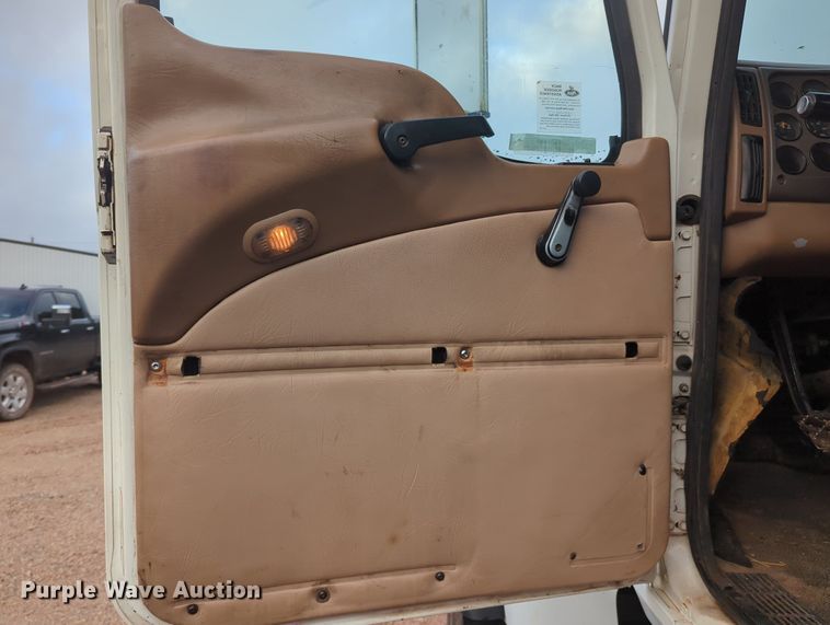 image for item MY9888 2003 Mack CV713  truck cab and chassis