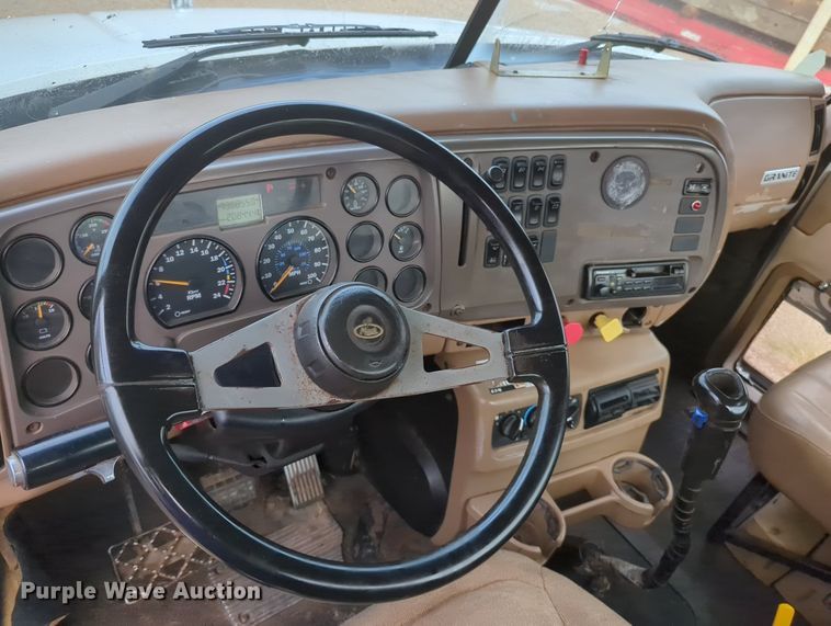 image for item MY9888 2003 Mack CV713  truck cab and chassis