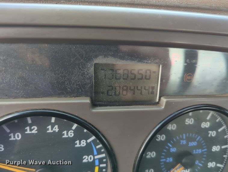 image for item MY9888 2003 Mack CV713  truck cab and chassis